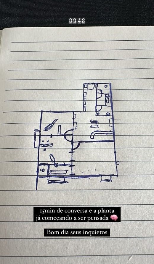 Planta da clínica desenhada à caneta num caderno de linhas, com salas e portas.